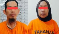 Potret dua tersangka kasus penyelundupan merkuri ilegal, yakni E.K.L dan M, yang mengenakan baju tahanan berwarna oranye setelah ditangkap oleh aparat kepolisian Polres Lampung Selatan. (Kredit Foto: Dok. Polres Lampung Selatan)