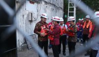 Gubernur Bali Wayan Koster saat mendatangi kantor Fuel Terminal Sanggaran guna memastikan agar ditribusi BBM kembali berjalan lancar, Selasa (13/10/26). Foto: dok/hms