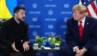 Presiden Ukraina Volodymyr Zelenskyy berdiskusi dengan Presiden AS Donald Trump di Sidang Majelis Umum PBB. Pertemuan ini terjadi di tengah ancaman kader Republikan yang memprotes Trump karena mencabut sanksi Rusia. (Foto: Julia Demaree Nikhinson/AP)