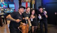 Empat botol arak racikan dua bartender asal Bali, Gede Rico Hardiana Widnyana dan I Wayan Eka Darmawan, laku dilelang dengan total US$400 dalam sebuah acara amal flair show untuk penderita kanker di Circus Circus Hotel, Las Vegas, Amerika Serikat. Foto: Ist