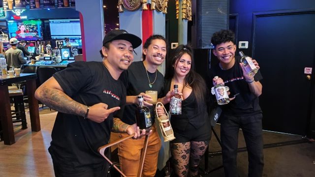 Empat botol arak racikan dua bartender asal Bali, Gede Rico Hardiana Widnyana dan I Wayan Eka Darmawan, laku dilelang dengan total US$400 dalam sebuah acara amal flair show untuk penderita kanker di Circus Circus Hotel, Las Vegas, Amerika Serikat. Foto: Ist