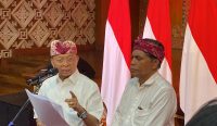 Gubernur Bali Wayan Koster didampingi Kelompok Ahli Umar Ibnu Alkhatab saat membacakan Instruksi Gubernur Bali Nomor 6 Tahun 2026 bertempat di Jayasabha, Jumat (14/8/2026). Foto: dok/diksimerdeka.com