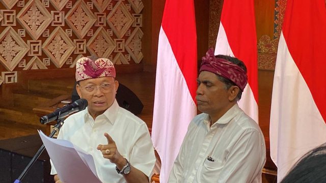 Gubernur Bali Wayan Koster didampingi Kelompok Ahli Umar Ibnu Alkhatab saat membacakan Instruksi Gubernur Bali Nomor 6 Tahun 2026 bertempat di Jayasabha, Jumat (14/8/2026). Foto: dok/diksimerdeka.com