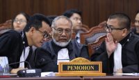 Kuasa Hukum Pemohon Refly Harun, Bambang Widjojanto, dan Denny Indrayana duduk bersama saat mengikuti sidang pengucapan putusan sengketa ijazah Gibran Rakabuming Raka di Ruang Sidang Pleno MK. Foto: Humas MK/Ifa.