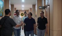Tim Adhyaksa Monitoring Center (AMC) Kejaksaan Agung Republik Indonesia bersama Tim Intelijen Kejaksaan Tinggi Bali berhasil menangkap buronan terpidana kasus penipuan, Firman Handoko. Foto: dok/diksimerdeka.com