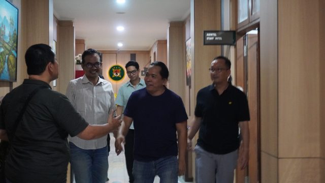Tim Adhyaksa Monitoring Center (AMC) Kejaksaan Agung Republik Indonesia bersama Tim Intelijen Kejaksaan Tinggi Bali berhasil menangkap buronan terpidana kasus penipuan, Firman Handoko. Foto: dok/diksimerdeka.com